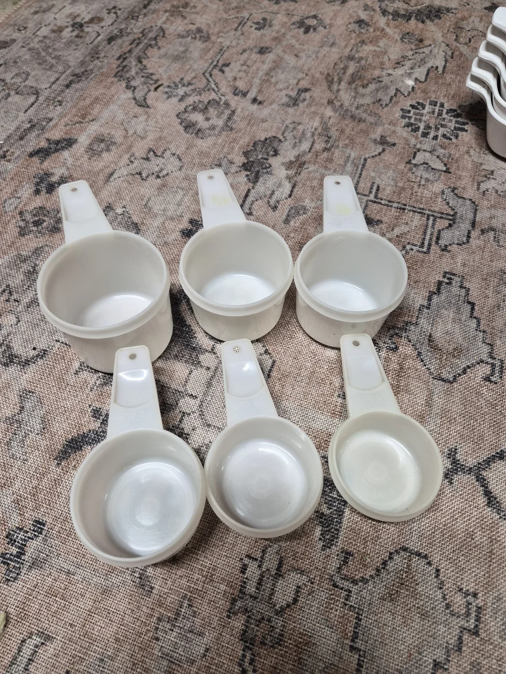 Tupperware white Nesting Measuring Cups Set